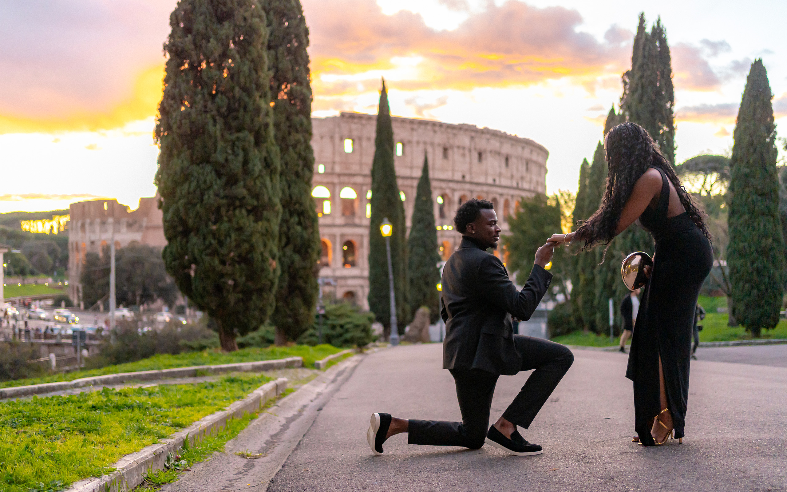 Scopri di più sull'articolo A Sunset Marriage Proposal at the Colosseum: Randy & Michelle’s Golden Hour Moment in Rome